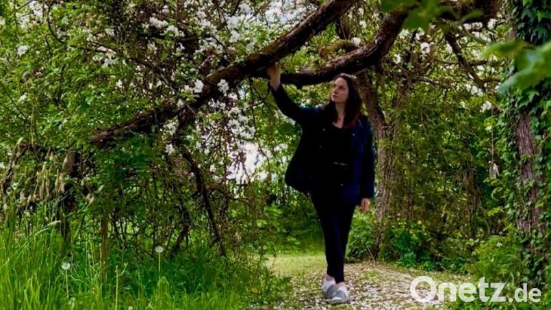 Melissa Hauer unterwegs in ihrem riesigen Familiengarten. Bild: Melissa Hauer