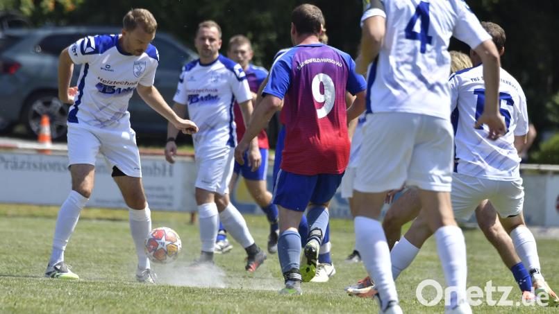 Der TuS Schnaittenbach (weiße Trikots) gewann das Auftaktderby der neuen Saison bei der SG Ehenfeld I/Hirschau II mit 3:0. Bild: Hubert Ziegler