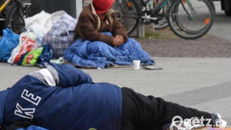 Damit es nicht soweit kommt, dass wohnungslose Menschen auf der Straße landen: Die Kreis-Caritas bietet ihre Hilfe an. Symbolbild: Holger Hollemann/dpa