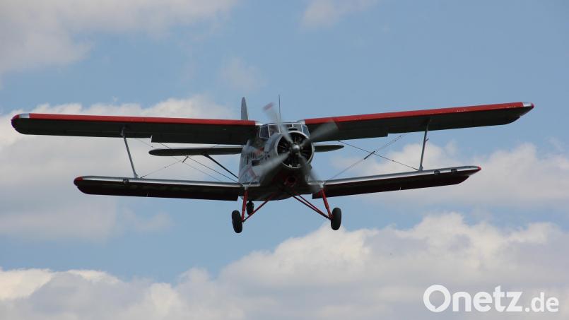 Der Doppeldecker Antonov An-2 beim Landeanflug in Tirschenreuth. Bild: Konrad Rosner