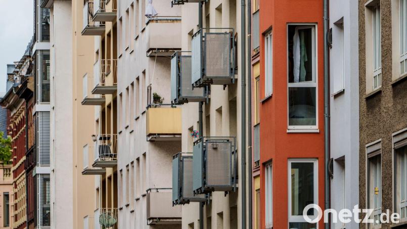 Miete und Nebenkosten verschlingen 30 Prozent oder mehr des Nettoeinkommens von Privathaushalten. (Symbolbild) Bild: Andreas Arnold/dpa