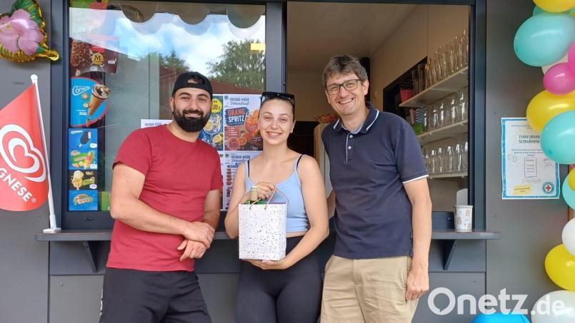 Bürgermeister Uli Münchmeier (rechts) zeigte sich erleichtert und dankbar, dass sich mit Vahan Armenakian und seiner Lebenspartnerin engagierte Nachfolger gefunden haben. Bild: Stadt Vohenstrauß/exb