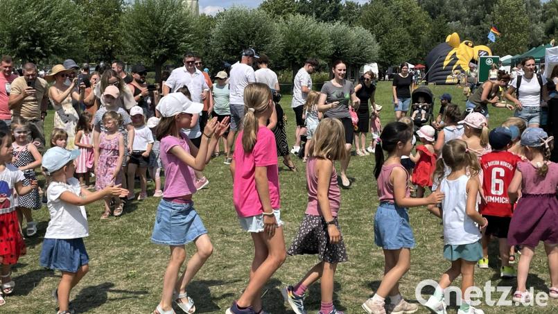 Alle Buben und Mädchen waren beim Kinderfest zum Mitmachen eingeladen, als es hieß, beim "Tschu Tschu wa" mitzusingen und mitzutanzen. Bild: Susanne Schwab
