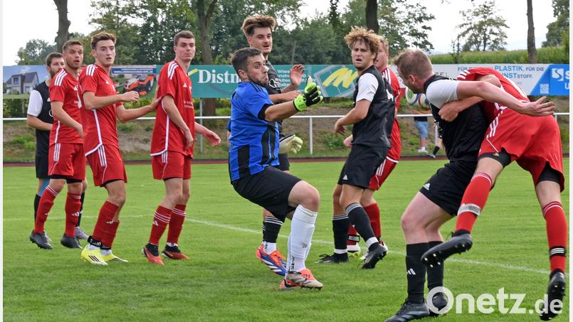 Der TSV Konnersreuth (rote Trikots) gewann das Stiftlandderby bei der SpVgg Wiesau mit 2:1. Das Bild zeigt eine brenzlige Situation vor dem Wiesauer Gehäuse. Bild: Rudi Gebert