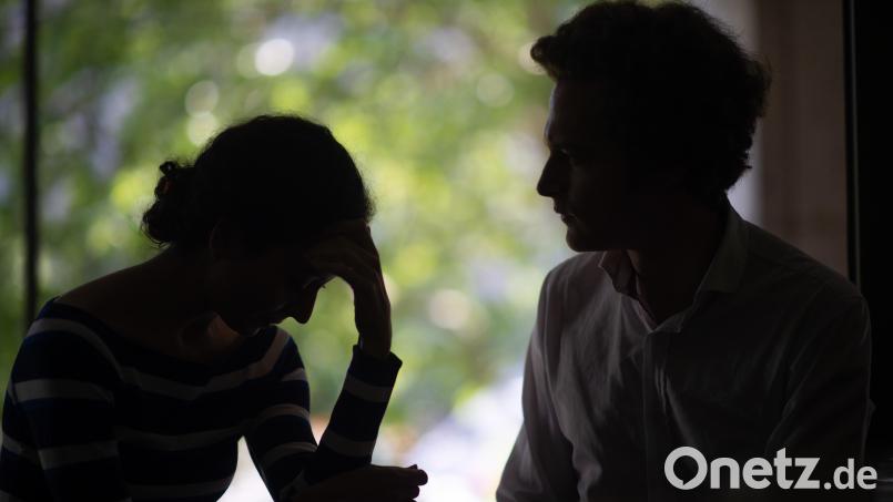 Offene Gespräche und ein aufmerksamer Blick können helfen, belastende Situationen früh zu erkennen. Die Oberpfälzer Polizei rät Eltern und Lehrkräften, Veränderungen im Verhalten von Kindern ernst zu nehmen. Symbolbild: Klaus-Dietmar Gabbert/dpa