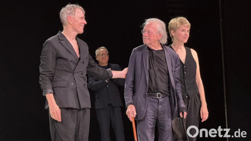 Gelungene Premiere für das neue Stück von Peter Handke in Salzburg. Bild: Matthias Röder/dpa