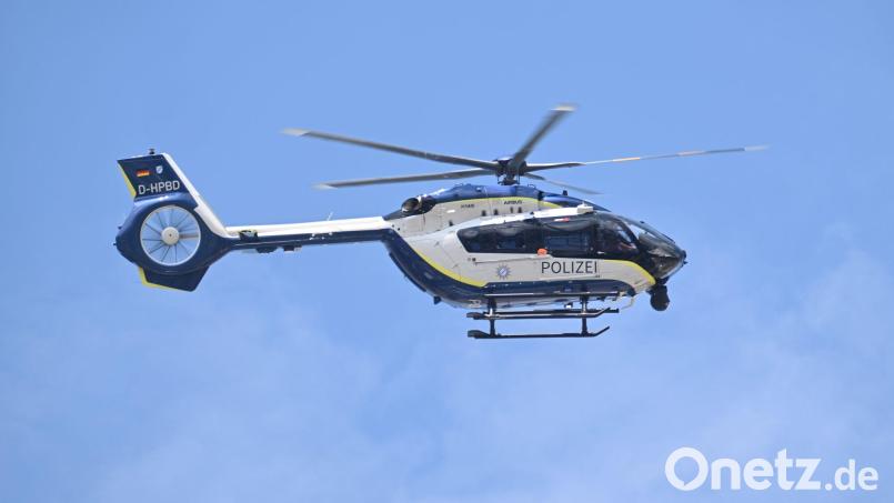 Bei der Suche nach den Tätern kam auch ein Polizeihubschrauber zum Einsatz. (Symbolbild) Bild: Felix Hörhager/dpa