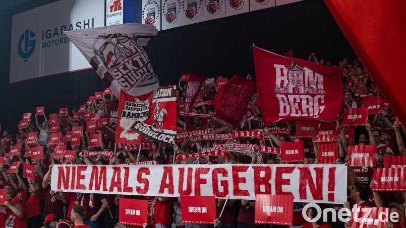 Fans der Bamberg Baskets. (Symbolbild) Bild: Daniel Löb/dpa