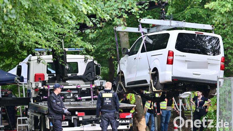 Mit diesem Van soll Abdul B. die Menschenmenge beim CSD gefahren sein. (Archivbild) Bild: Sebastian Gollnow/dpa