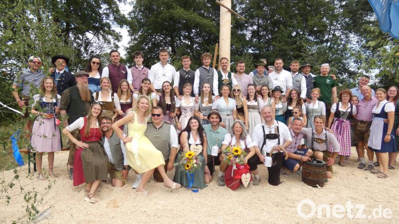 Die Kirwapaare und die Generationengruppe bei der Kirwa in Mosenberg-Ranna. Bild: Heidi Kurz