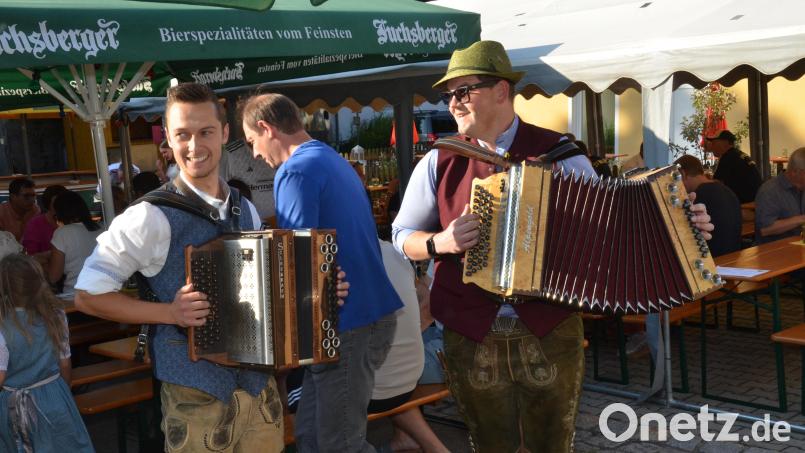 Bastian Bäumler aus Waldthurn (links) und Armin Pösl aus Nabburg sorgten beim Dorffest in Waldau für beste Stimmung. Bild: Elisabeth Dobmayer