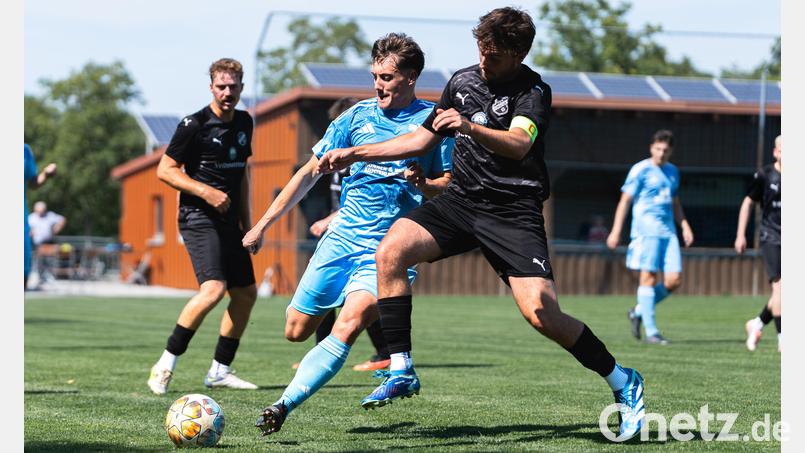 Die DJK Ensdorf startet mit einem 5:2-Erfolg gegen den TSV Königstein in die Saison. Im Bild: Luca Götz (blau) trifft auf Kapitän Yannick Hutzler (schwarz). Bild: Hannah Dirscherl