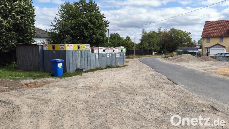Der Containerstellplatz „Am Bändl“ soll saniert werden. Sowohl die Fläche unter den Containern als auch der Bereich gegenüber wurden durch Starkregen in den vergangenen Jahren erheblich beschädigt. Bild: Jürgen Masching