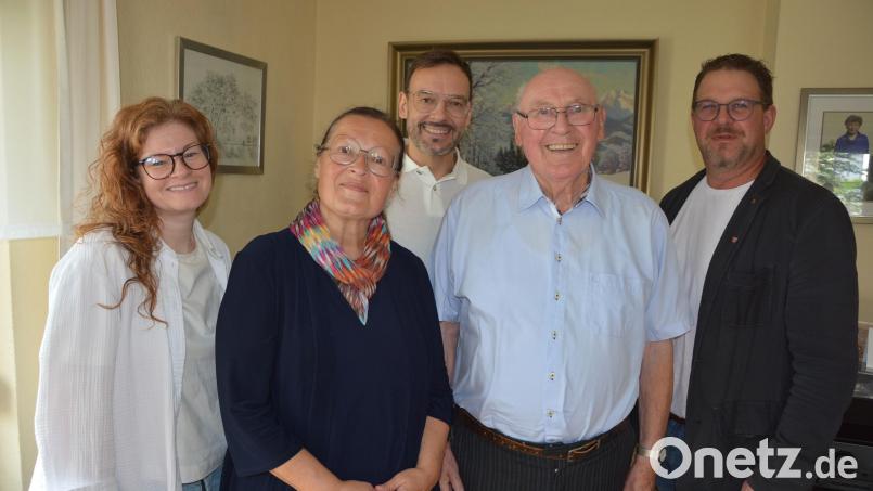 Erich Uschold (zweiter von rechts) feierte am Montag seinen 90. Geburtstag gemeinsam mit seiner Schwiegertochter Birgit, Tochter Christina, Sohn Tobias und Bürgermeister Stephan Schübel (von links). Bild: Josef Rosner