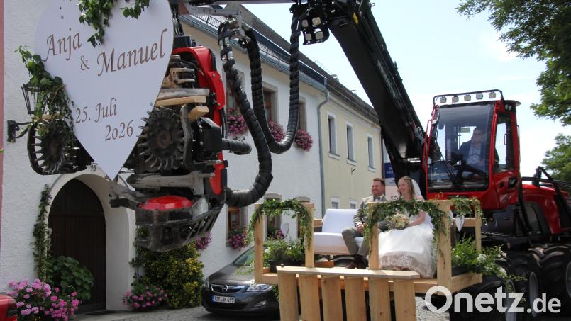 Mit einem Harvester fuhr das Brautpaar von der Pfarrkirche davon. Bild: Konrad Rosner