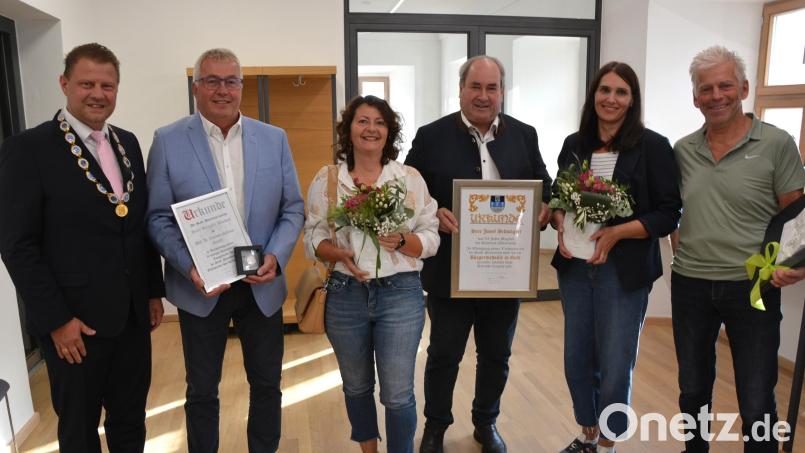 Im Bild die ausgeschiedenen Stadträte und Ortssprecher (von links), mit Bürgermeister Stefan Grillmeier, Bernhard Waidhas, Nicole Schuller, Josef Schwägerl, Andrea Lugert-Hoffmann und Manfred Sommer. Es fehlen Dr. Achim Nemsow, Christoph Hampel und Matthias Weiß. Bild: Josef Rosner