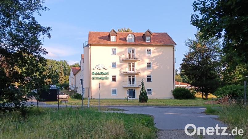 Im ehemaligen Schlosshotel Ernestgrün ist wieder Leben eingekehrt. Seit Mitte Juli künden Autokennzeichen aus ganz Deutschland auf dem Parkplatz von regem Betrieb im Bau aus den 1980er Jahren und der neuen Orangerie (rechts). Bild: as