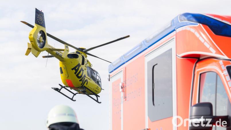 Ein Rettungshubschrauber brachte den schwer verletzten Mann ins Krankenhaus. (Archivbild) Bild: Julian Stratenschulte/dpa