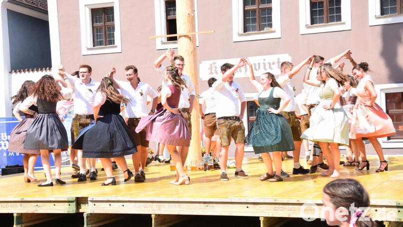 Bei 38 Grad in der Sonne auf dem Tanzpodium: Das Kirwaradl drehte sich in Hohenburg beim Baumaustanzen auch kräftig ohne Windunterstützung. Bild: Paul Böhm