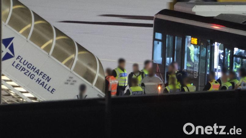 Am frühen Dienstagmorgen startete erneut ein Abschiebeflug von Leipzig-Halle nach Afghanistan. Bild: Sebastian Willnow/dpa