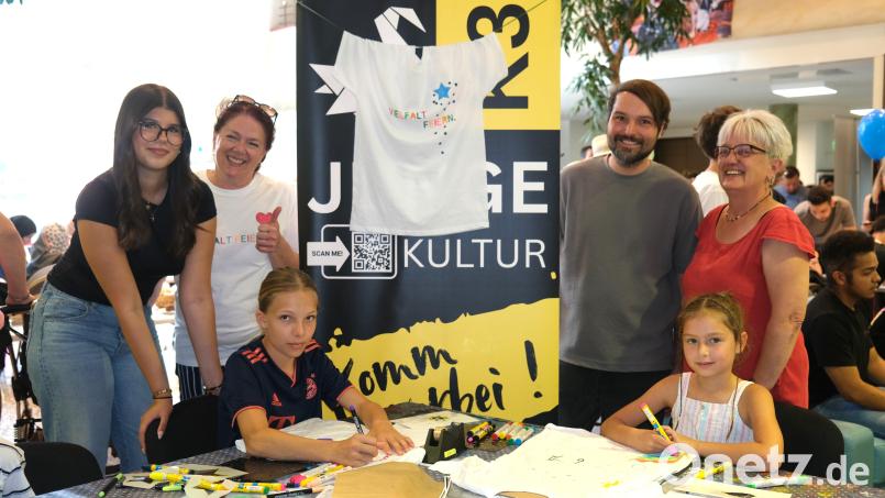 Beim Familienfest im "Metropol" in Schwandorf ließen Mitarbeiter des Jugendtreffs und des Migrationsdienstes die Kinder T-Shirts mit der Aufschrift "Vielfalt feiern" beschriften. Bild: Rudolf Hirsch