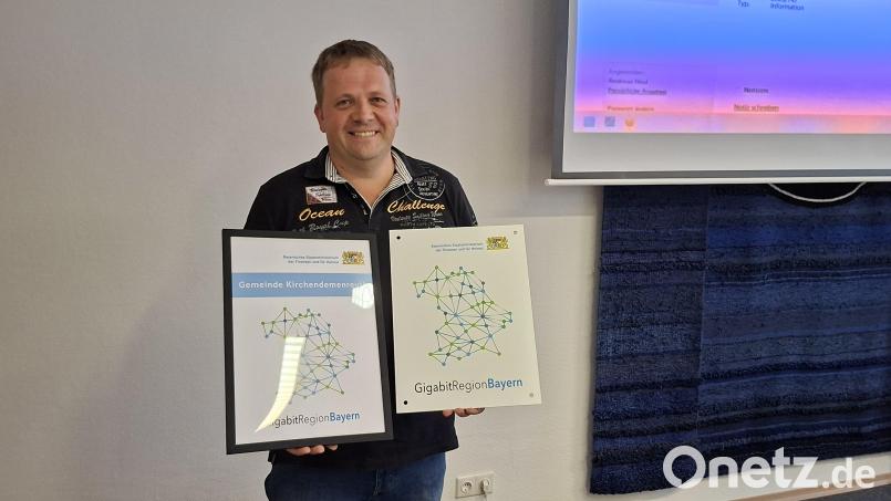 Stolz präsentierte Bürgermeister Andreas Hösl in der Gemeinderatssitzung das verliehene Siegel „Gigabitregion“ des Freistaats Bayern. Bild: Hans Prem