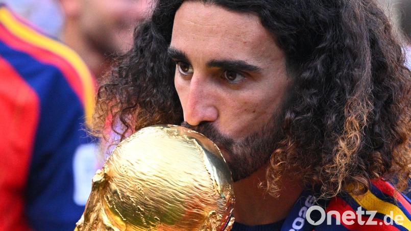 Spaniens Weltmeister Marc Cucurella hat sich ein Tattoo seines Trainers auf den Arm stechen lassen. (Archivbild) Bild: Tom Weller/dpa