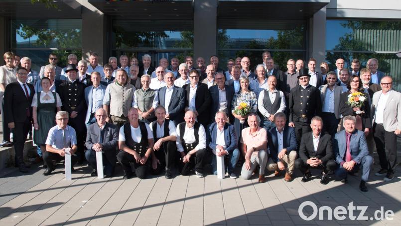 In Neumarkt ehrte die Handwerkskammer ihre „Goldenen“ Meisterinnen und Meister. Es gratulierte HWK-Geschäftsführer Alexander Stahl (zweite Reihe, erster von links) sowie die Ehrengäste. Bild: Foto Hailer