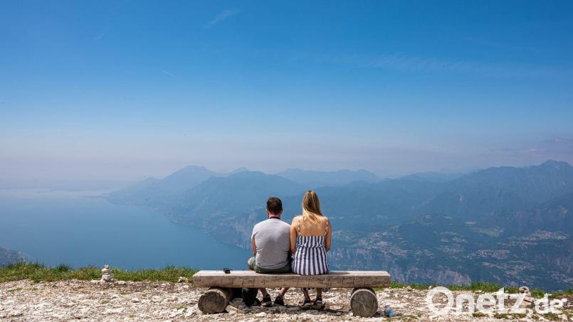 Der Gardasee wird auch in diesen Sommerferien Ziel vieler bayerischer Urlauber sein. Eine gar nicht so kleine Minderheit kann sich aber keine Ferienreise leisten. (Symbolbild) Bild: Daniel Reinhardt/dpa