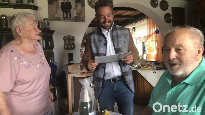 Zur Eisernen Hochzeit der Eheleute Erika und Josef Meierl aus Wiesau gratulierte Bürgermeister Michael Dutz. Bild: Werner Robl