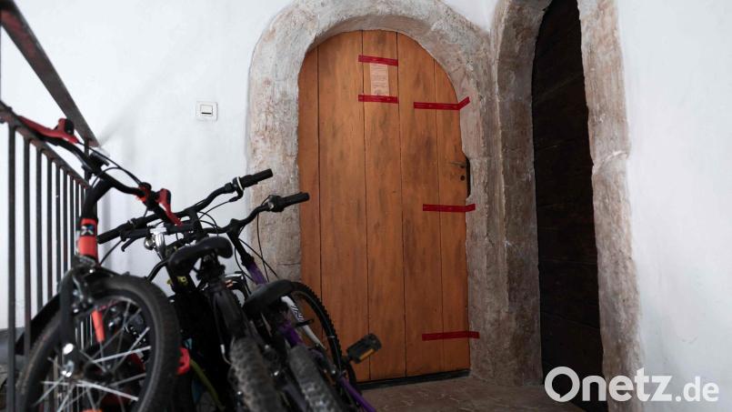 Im Haus einer Familie in Orange machen Fahnder einen Horrorfund. Bild: Thibaud Moritz/AFP/dpa
