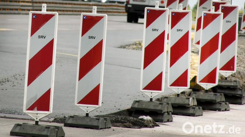 Ein Unbekannter hat eine unbeleuchtete Warnbake auf die Fahrbahn der B22 bei Kemnath gestellt. Symbolbild: Jan-Peter Kasper/dpa