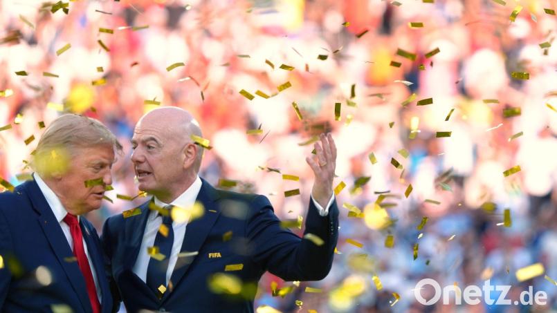 FIFA-Präsident Gianni Infantino pflegt ein enges Verhältnis zu Präsident Donald Trump. (Archivbild) Bild: Jacquelyn Martin/AP/dpa