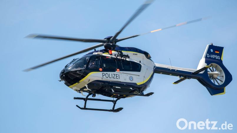 Auch ein Polizeihubschrauber war bei der Suche nach der Familie im Einsatz. (Symbolbild) Bild: Stefan Puchner/dpa