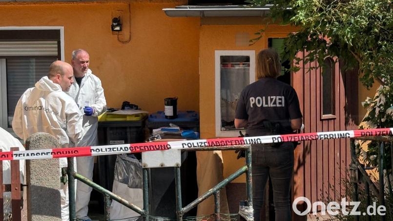 Die Spurensicherung ist im Einsatz. Es geht um den Verdacht eines Tötungsdeliktes. Bild: Andreas Richter/dpa