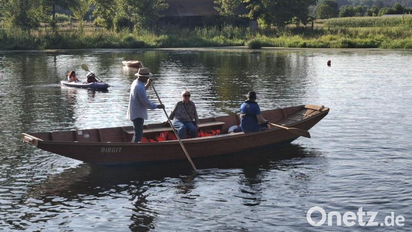Fast wie ein Gondoliere in Venedig: Der Zillenfahrer schippert seine Passagiere über die Naab. Bild: Gabriela Amann