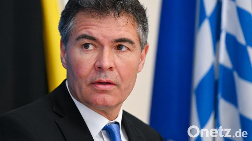 Bayerns Verfassungsschutzpräsident Manfred Hauser sieht weiterhin eine hohe Gefahr von islamistischen Anschlägen auch in Bayern. (Archivfoto) Bild: Sven Hoppe/dpa