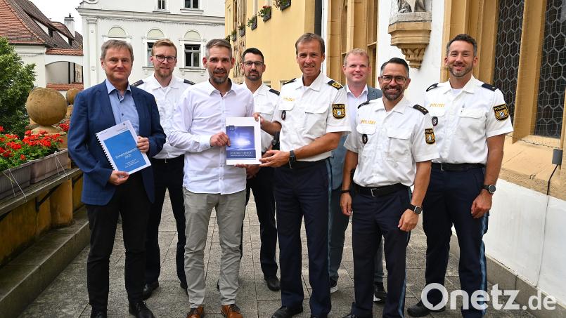 Eine positive Bilanz für die Stadt Amberg zogen beim alljährlichen Sicherheitsgespräch im Amberger Rathaus (v.l.n.r.): Dr. Bernhard Mitko, Sven Buhl, OB Michael Fritz, Alexander Teterycz, Polizeipräsident Robert Fuchs, Dr. Tobias Mattes, Jürgen Dodell, Bernd Groß. Foto: Simon Hauck, Stadt Amberg