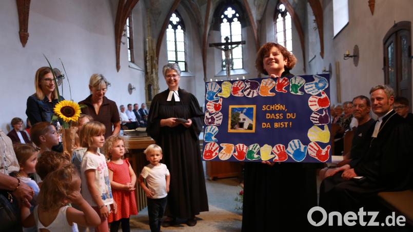 Die Kinder der Kita Lorenzreuth sangen ihren neuen Pfarrerin ein Lied und übergaben ein buntes Plakat mit der Aufschrift „Schön dass Du da bist“. Bild: Michael Meier