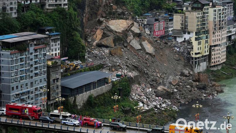 Die Rettungskräfte hatten zuletzt einen vermissten Kleinbus in den Trümmern entdeckt. (Archivbild) Bild: Andy Wong/AP/dpa