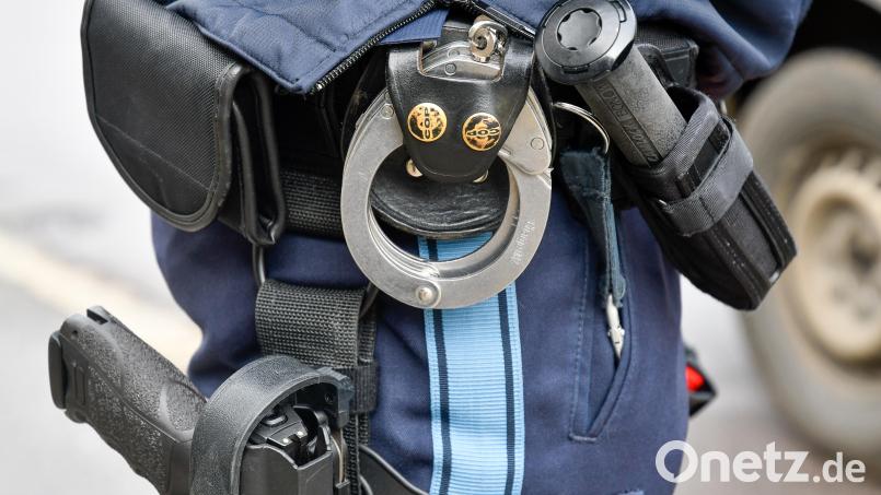 Eine 62-Jährige soll in Sulzbach-Rosenberg acht geparkte Autos beschädigt haben. Die Polizei nahm die Tatverdächtige fest. Symbolbild: Petra Hartl