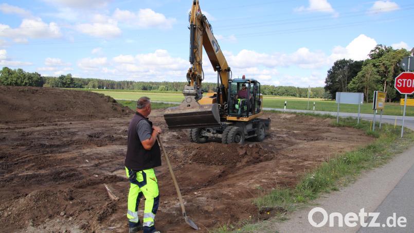 Die Baustelle an der Kreuzung der Kreisstraße SAD 3 bei Irrenlohe (Schwarzenfeld): Ziel ist es, einen seit Jahren bekannten Unfallschwerpunkt zu entschärfen und zugleich die Straße auf rund 1,8 Kilometern bis Schwarzenfeld zu sanieren. Bild: Thomas Dobler