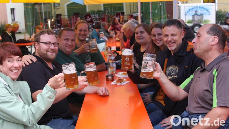 Geselligkeit beim Bürgerfest ist auch in Falkenberg ein Muss. In der Marktgemeinde gehört das braune Zoiglbier freilich dazu. Archivbild: Werner Robl
