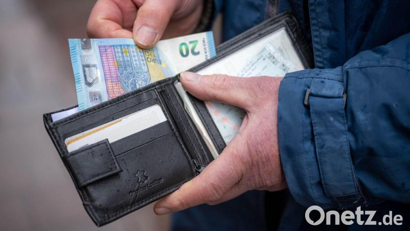 Der Unfallverursacher drückte der Jugendlichen laut Polizei 20 Euro in die Hand und fuhr davon. (Symbolbild) Bild: Sina Schuldt/dpa