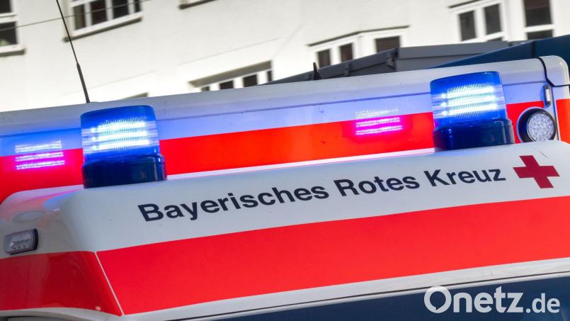 Der Autofahrer wurde mit schweren Verletzungen ins Krankenhaus gebracht. (Archivbild) Bild: Peter Kneffel/dpa