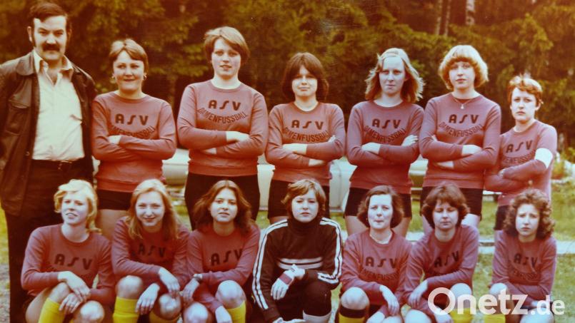 Ein Mannschaftsbild aus dem Jahre 1977: Hockend von links Doris Gralla, Monika Schrott, Helga Putz, Angelika Tragl, Petra Gebhard, Karin Weber und Hildegard Walenta. Stehend von links Siegfried Gebhard, Isolde Appl, Monika Wegmann, Petra Pirkl, Anita Müller, Erika Zinnecker und Monika Stich. Repro: Konrad Rosner