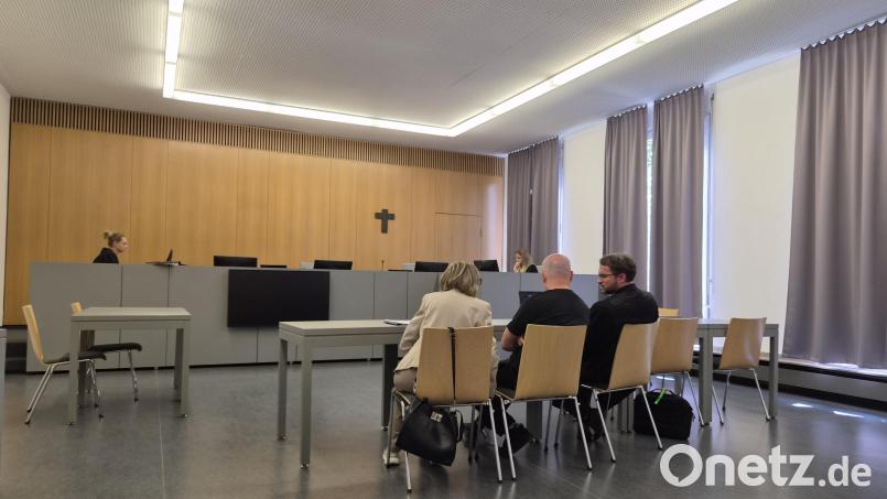 Der Angeklagte sitzt in der Mitte zwischen seiner Dolmetscherin und seinem Verteidiger. Der 53-Jährige trägt Fußschellen, da er bereits eine Haftstrafe in der JVA-Amberg verbüßt. Bild: lue