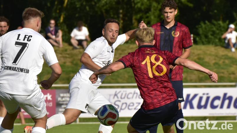 Florian Schlagenhaufer (Zweiter von links) und der 1. FC Schwarzenfeld empfangen am Mittwoch (19 Uhr) den TV Nabburg zum Nachholspiel. Bild: Hans Mark