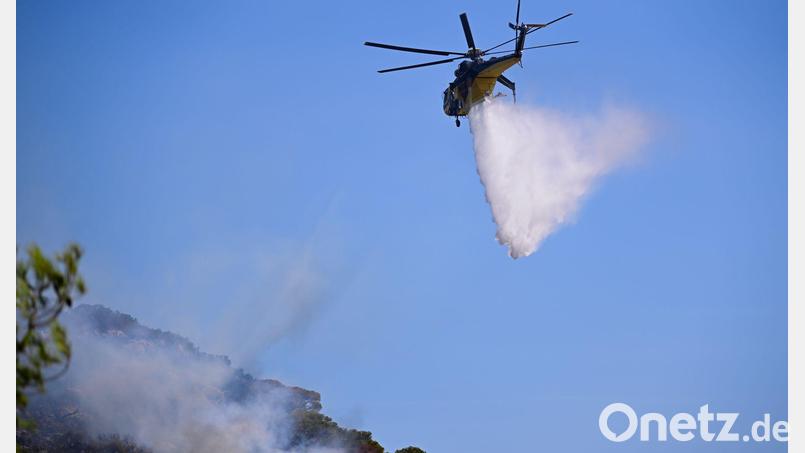 Der Wind ist so stark, dass die Löschflugzeuge und -hubschrauber die Löscharbeiten einstellen mussten. (Archivbild) Bild: Michael Varaklas/AP/dpa