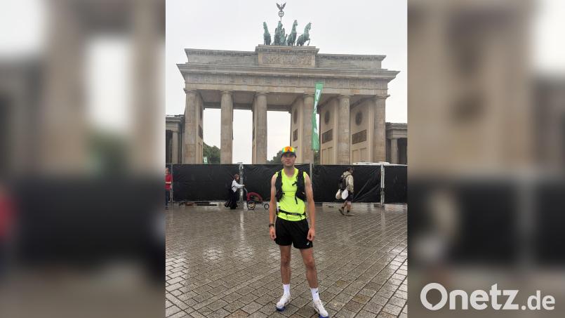 Sebastian Wölfl am Ziel: Vor dem Brandenburger Tor ließ sich der Tirschenreuther nach seinem Ultralauf fotografieren. Bild: Sebastian Wölfl